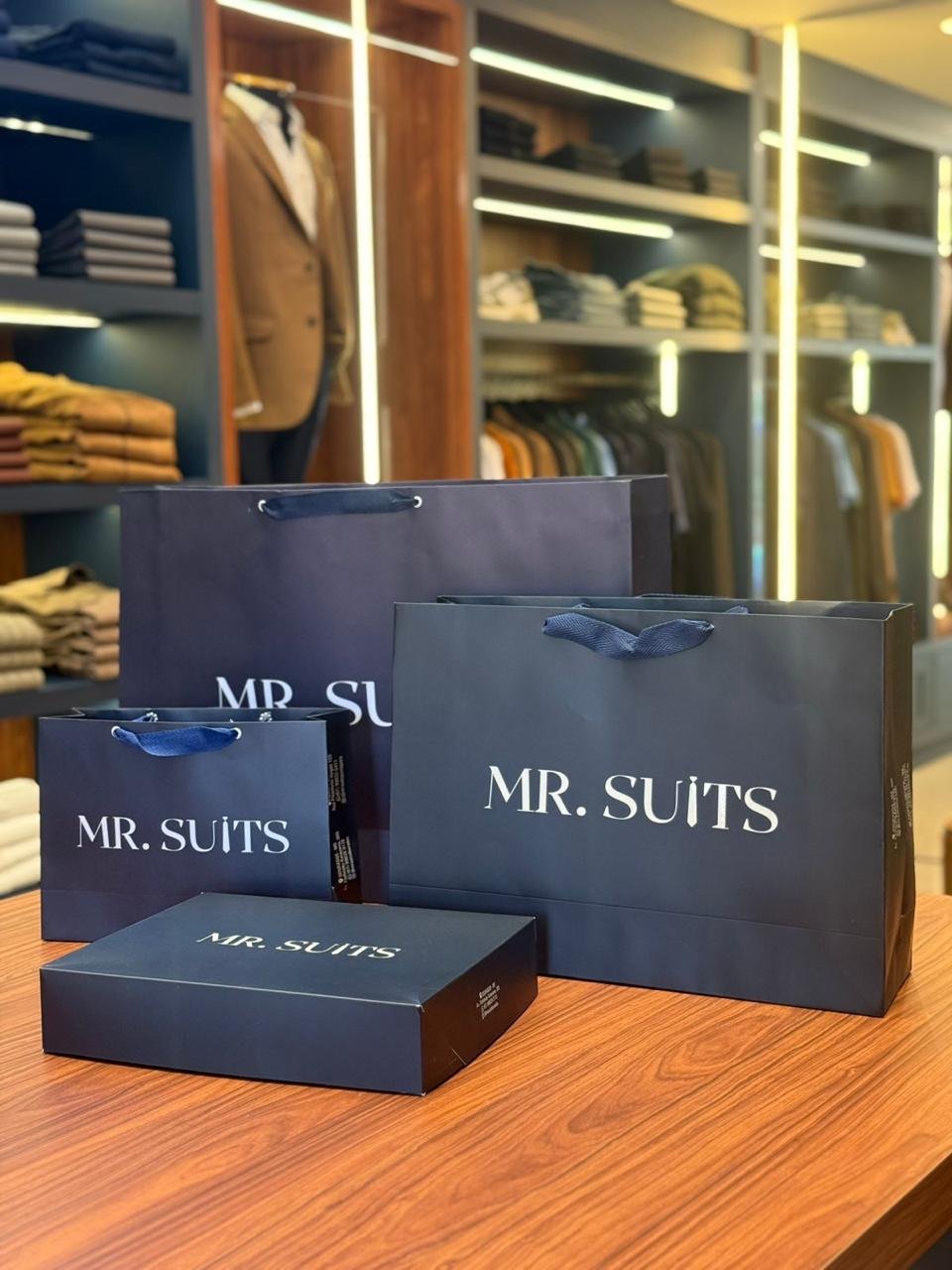 Sacolas e caixa personalizadas MR. SUITS